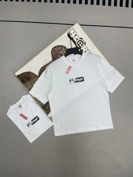 Hochwertige Supreme Kurzarm-Kollektion mit weißem Logo