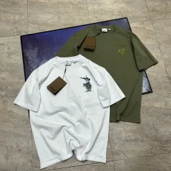 Hochwertiger Burberry Kurzarm-Stil mit grünem Druck