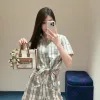 Hochwertige Burberry-Kollektion mit kurzen Ärmeln und Karomuster