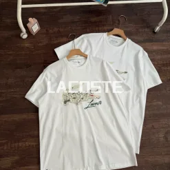 Premium Lacoste T-Shirt aus weißer Baumwolle im Washed Style