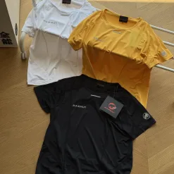Luxuriöse Mammut Kurzarm-Kollektion aus schwarzem Polyester mit atmungsaktiver Beschichtung