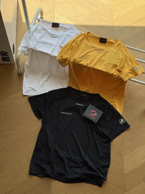 Luxuriöse Mammut Kurzarm-Kollektion aus schwarzem Polyester mit atmungsaktiver Beschichtung
