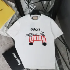 Hochwertige Gucci-Kollektion mit kurzen Ärmeln und rotem Print