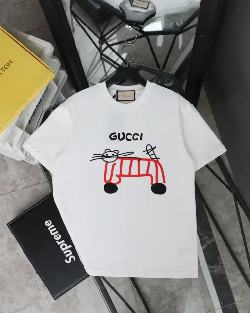 Hochwertige Gucci-Kollektion mit kurzen Ärmeln und rotem Print