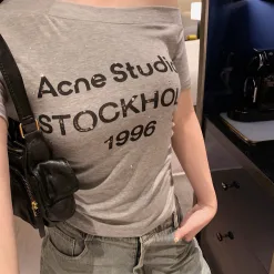 Hochwertige Acne Studios Kurzarm-Kollektion mit schwarzem Print