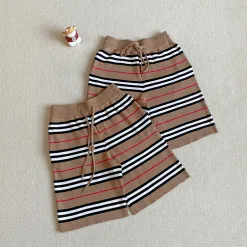 Burberry Shorts in Premiumqualität aus roter Wolle, klassischer Luxus