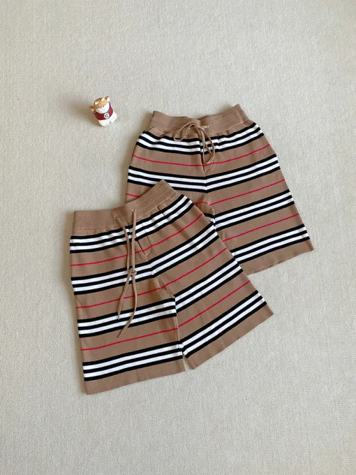 Burberry Shorts in Premiumqualität aus roter Wolle, klassischer Luxus