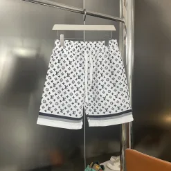 Hochwertige Louis Vuitton Shorts im schwarzen Monogramm-Stil