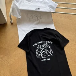Hochwertige Kurzarm-Kollektion „Black Cotton Print“ von The North Face
