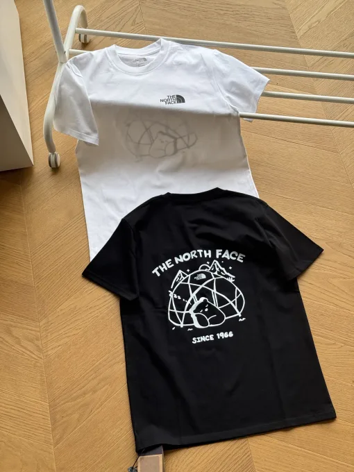 Hochwertige Kurzarm-Kollektion „Black Cotton Print“ von The North Face