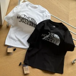 Premium The North Face Kurzarmhemd aus schwarzer Baumwolle im Logo-Stil