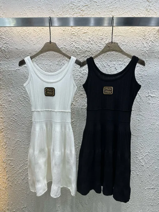 Luxus-Weste von Miu Miu aus goldenem Strick mit Stickereien