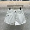 Hochwertige Alo-Shorts aus weißer Denim-Kollektion mit Stickerei