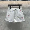 Hochwertige Louis Vuitton-Shorts im bestickten Stil aus weißem Denim