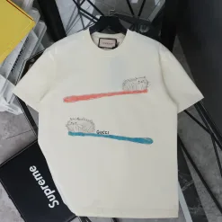 Bestseller der Gucci-Kollektion mit kurzem Ärmel und Beige-Print