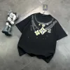 Luxuriöses Louis Vuitton Kurzarm-T-Shirt mit Anhänger im schwarzen Baumwolldruckstil