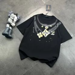 Luxuriöses Louis Vuitton Kurzarm-T-Shirt mit Anhänger im schwarzen Baumwolldruckstil