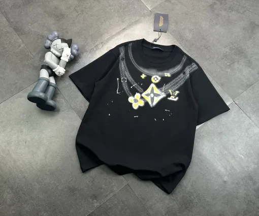 Luxuriöses Louis Vuitton Kurzarm-T-Shirt mit Anhänger im schwarzen Baumwolldruckstil