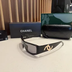 Hochwertige Chanel Sonnenbrille im schwarzen Stil