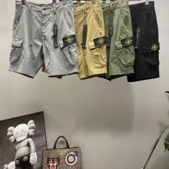Luxus-Shorts aus der Stone Island-Kollektion aus Khaki