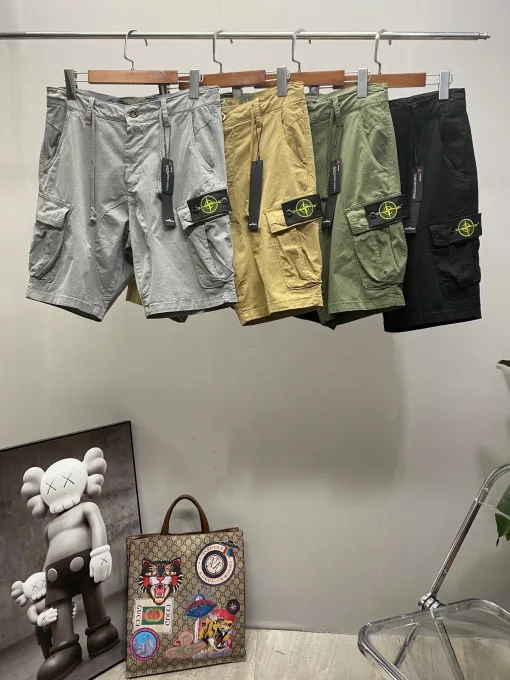 Luxus-Shorts aus der Stone Island-Kollektion aus Khaki