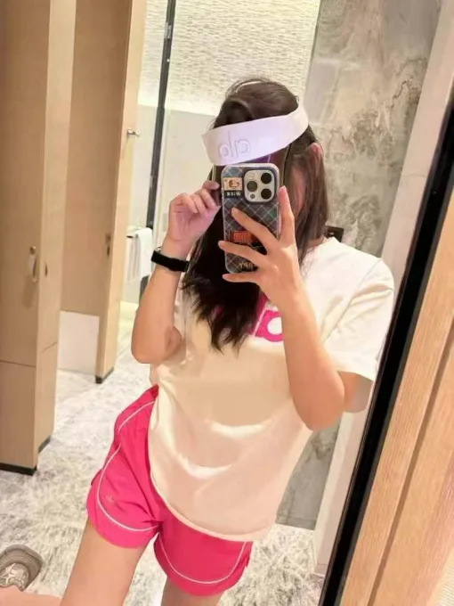 Hochwertige Alo-Shorts im rosa Logo-Stil