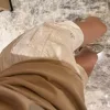 Premium Alo Shorts im weißen Logo-Stil