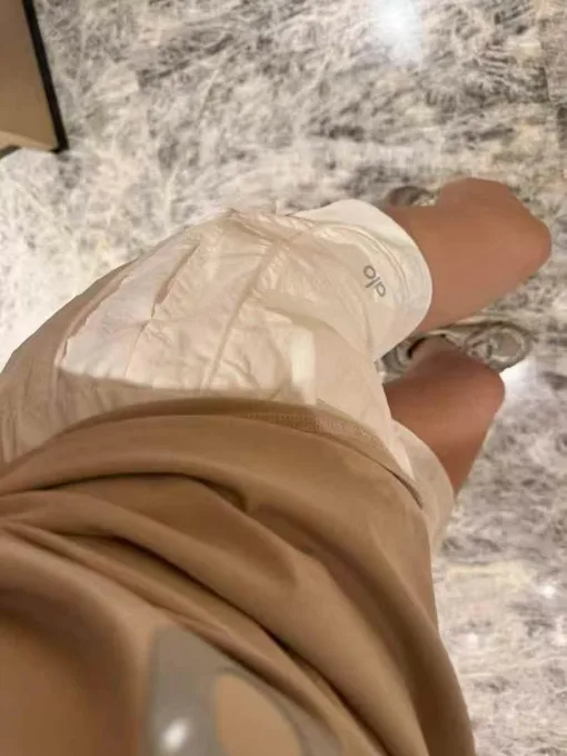 Premium Alo Shorts im weißen Logo-Stil