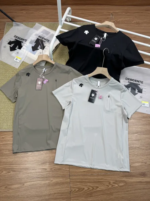 Luxuriöses Descente-Kurzarmshirt im schwarzen Logo-Stil