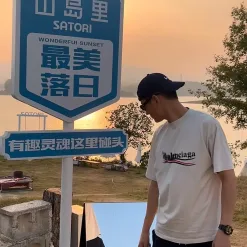 Balenciaga T-Shirt in Premium-Qualität mit kurzen Ärmeln, weißer Aufdruck, Luxus