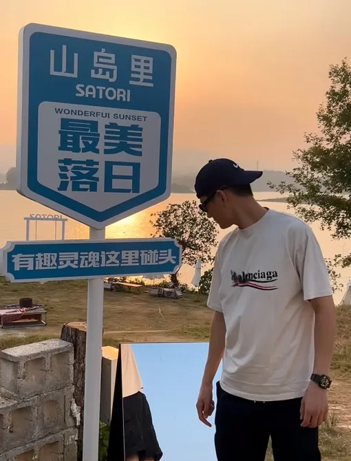 Balenciaga T-Shirt in Premium-Qualität mit kurzen Ärmeln, weißer Aufdruck, Luxus