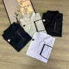 Hochwertiges, kurzärmeliges, atmungsaktives Descente-Shirt aus grüner Baumwolle