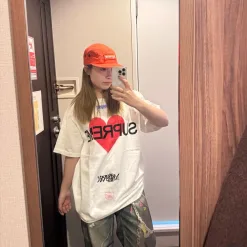 Luxuriöses Supreme Kurzarmshirt im schwarzen Logo-Stil