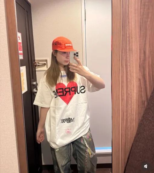 Luxuriöses Supreme Kurzarmshirt im schwarzen Logo-Stil