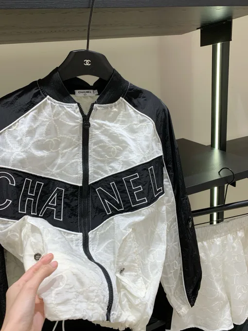 Bestseller Chanel Shorts im schwarzen Stickerei-Stil