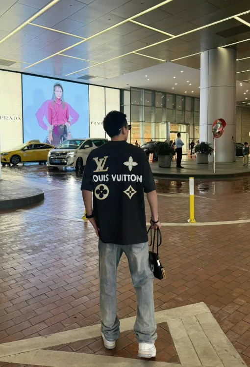 Hochwertiges Louis Vuitton Kurzarmhemd aus weißem Leder im klassischen Stil