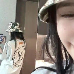 Luxuriöse Louis Vuitton Kurzarm-Kollektion mit schwarzem Logo