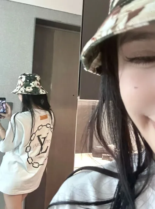 Luxuriöse Louis Vuitton Kurzarm-Kollektion mit schwarzem Logo