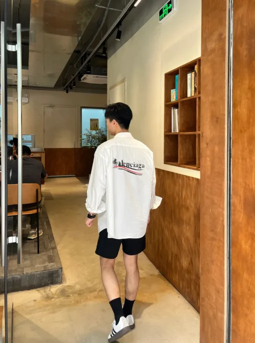 Bestseller der Balenciaga-Kollektion mit langen Ärmeln und weißem Print
