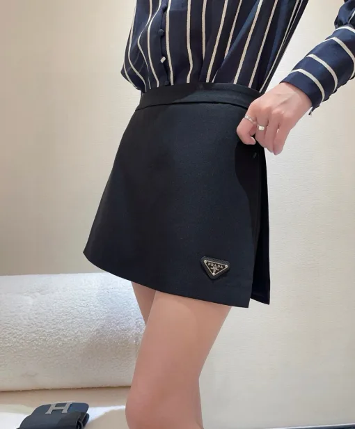 Prada Shorts in Premiumqualität, weißes Logo, Luxus
