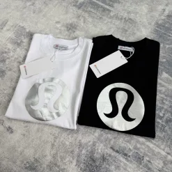 Luxuriöses Lululemon Kurzarmshirt in schwarzer Baumwolle mit Logo
