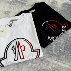 Moncler-Kollektion mit kurzen Ärmeln in Schwarz in Premiumqualität mit Stickerei