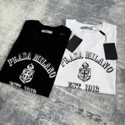 Hochwertige Prada Kurzarmhemden Black Logo Collection