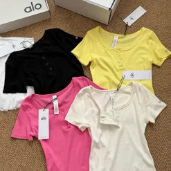 Hochwertiges Alo-Kurzarmshirt aus schwarzer Baumwolle im Logo-Stil