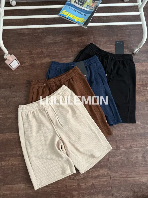 Hochwertige Lululemon Shorts in schwarzem Strick, atmungsaktiver Stil