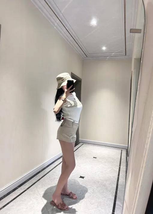 Hochwertige Dior Weste in weißem Strick, lässiger Stil