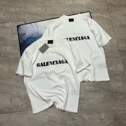 Hochwertiges Balenciaga Kurzarmhemd im weißen Logo-Stil