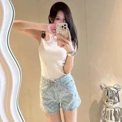 Premium Louis Vuitton Shorts Kollektion mit weißer Lederstickerei