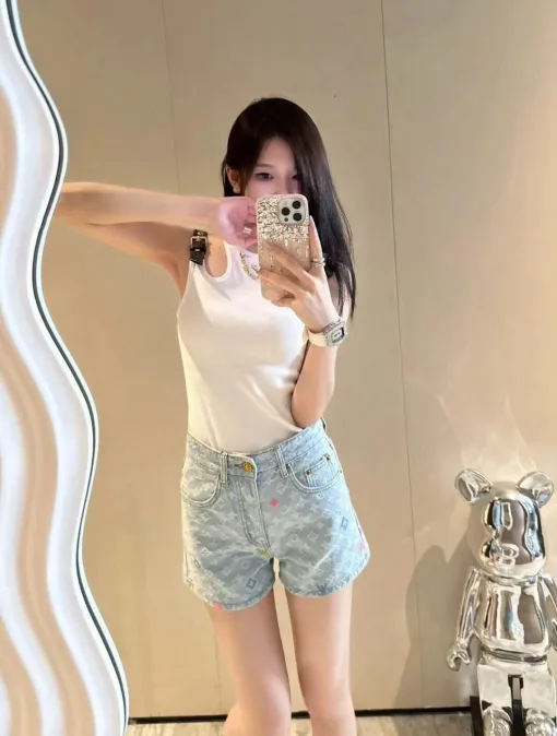 Premium Louis Vuitton Shorts Kollektion mit weißer Lederstickerei