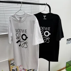 Luxuriöses Loewe Kurzarm-T-Shirt aus schwarzer Baumwoll-Print-Kollektion